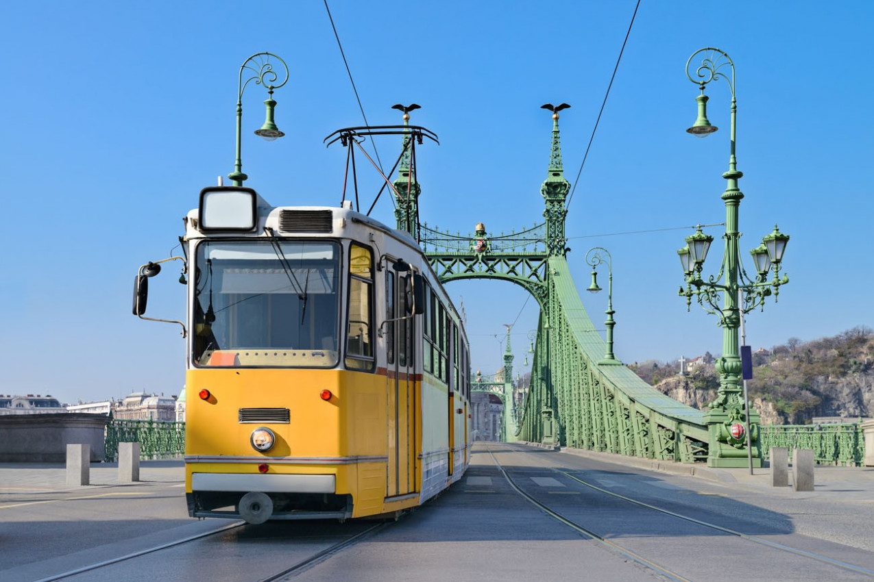 Bonde histórico na Ponte da Liberdade, em Budapeste, na Hungria